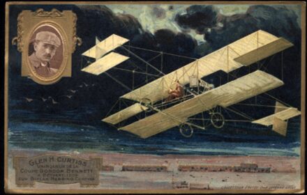 Repülés, aviatika. Glen H. Curtiss kétfedelű gépén 1909-ben,  Repülés, aviatika. Glen H. Curtiss kétfedelű gépén 1909-ben, a Gordon Bennett nemzetközi versenyen elért győzelme alkalmából. Dombornyomott litho.