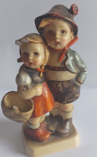 Hummel kisfiú és kislány pár.  Hummel kisfiú és kislány pár. Jelzett.