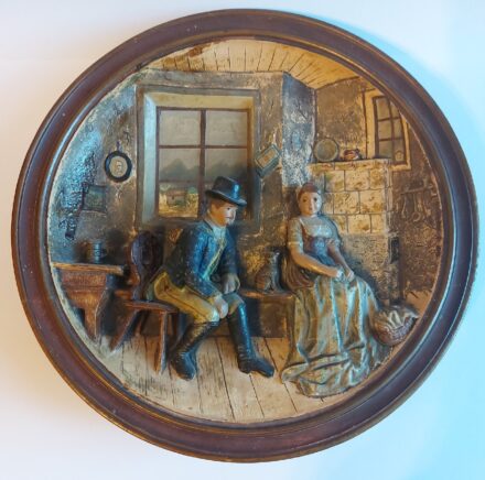 Wilhelm Schiller & Son festett, plasztikus majolika fali tányér.  Wilhelm Schiller & Son festett, plasztikus majolika fali tányér. 19. sz. vége. Hugo Kauffmann (1844-1915) német festő Jäger Einkehr bei der jungen Bäuerin c. festménye alapján. Jelzett.