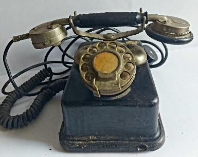 Régi telefonkészülék, telefon gyár címkével. Régi telefonkészülék, telefon gyár címkével.