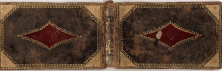 Emlékkönyv az 1810-1830-as évekből.  Emlékkönyv az 1810-1830-as évekből. (Koháryháza). Benne korabeli beírásokkal, rajzokkal, illetve az elején egy szép, akvarellel. Benne 1819-ből Fazola Frigyes híres kohómérnök hosszú, autográf beírásával.