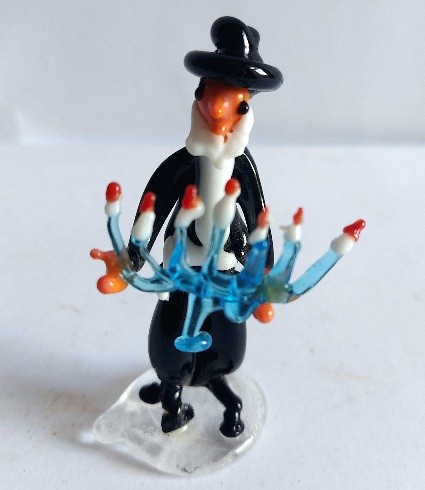 Schneider Tibor (1941-): Rabbi menórával.  Schneider Tibor (1941-): Rabbi menórával. Miniatűr üvegszobor.