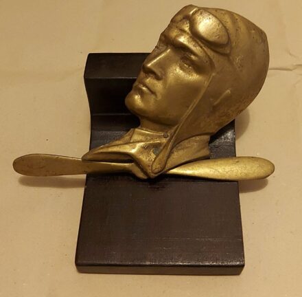 Plakett. Endresz György (1893 - 1932.) pilóta, repülőoktató. Plakett. Endresz György (1893 - 1932.) pilóta, repülőoktató.