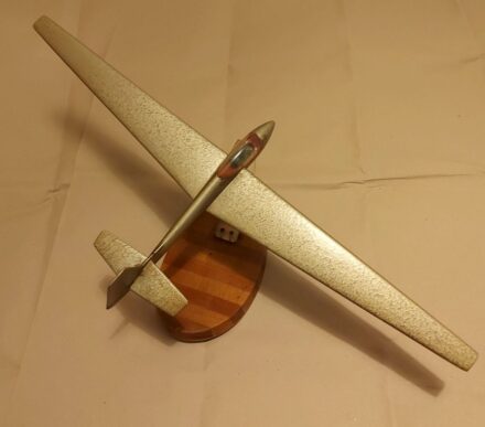 Repülőgép makett.  Repülőgép makett. R8 pilis vitorlászó repülőgép.