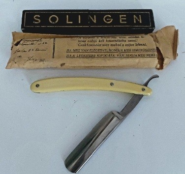 Solingen (tennis) borotva, tokjában.  Solingen (tennis) borotva, tokjában. Fischer Ágoston kereskedésének csomagolásában.