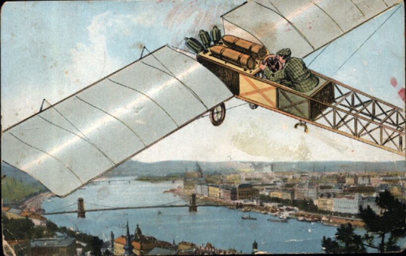 Budapest. Nyitott repülővel a Lánchíd és a Parlament felett.  Budapest. Nyitott repülővel a Lánchíd és a Parlament felett. Fantáziakép. 1913.