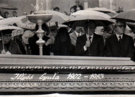 Illyés Gyula (1902–1983) Illyés Gyula (1902–1983) Kossuth-díjas költő temetéséről készült fekete-fehér fénykép, 1983.