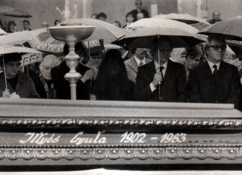 Illyés Gyula (1902–1983) Illyés Gyula (1902–1983) Kossuth-díjas költő temetéséről készült fekete-fehér fénykép, 1983.