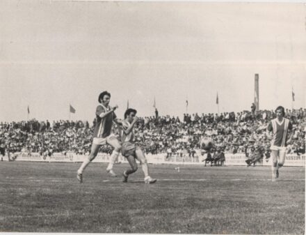 Színész - újságíró rangadó.  Színész - újságíró rangadó. Gyulai István gólt lő. Geleta Pál felvétele. Népsport. Sajtófotó.