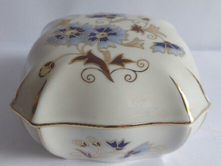 Zsolnay búzavirágmintás porcelán bonbonier. Zsolnay búzavirágmintás porcelán bonbonier.Jelzett.