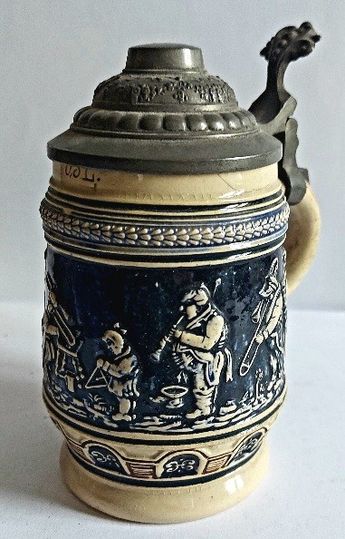 Reinhold Merkelbach fedeles sörös kupa, jelzett. Reinhold Merkelbach fedeles sörös kupa, jelzett.