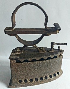 Antik szenes vasaló. Antik szenes vasaló.