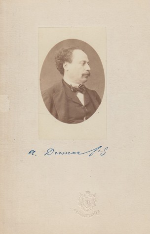 Dumas, A(lexandre) fils (1824-1895) Dumas, A(lexandre) fils (1824-1895) aláírt fotója, Pierre Petit száraz pecséttel jelzett kartonján.