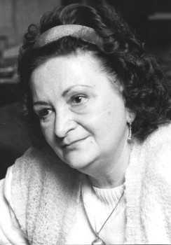 Jókai Anna (1932-2017) Jókai Anna (1932-2017) írónő aláírt fotója. Fotó: Vahl Ottó.