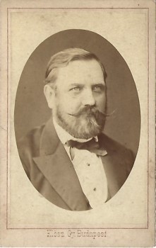 Klösz György (1844-1913) Klösz György (1844-1913) keményhátú férfi portréfotói a 19. sz. végéről, 2 db.