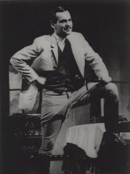 Latinovits Zoltán (1931-1976)  Latinovits Zoltán (1931-1976) színészről készült stábfotó az 1970-es évekből. Ezüstzselatin nagyítás. Fotográfus: Vattay Elemér. Verzóján a fotós aláírásával.