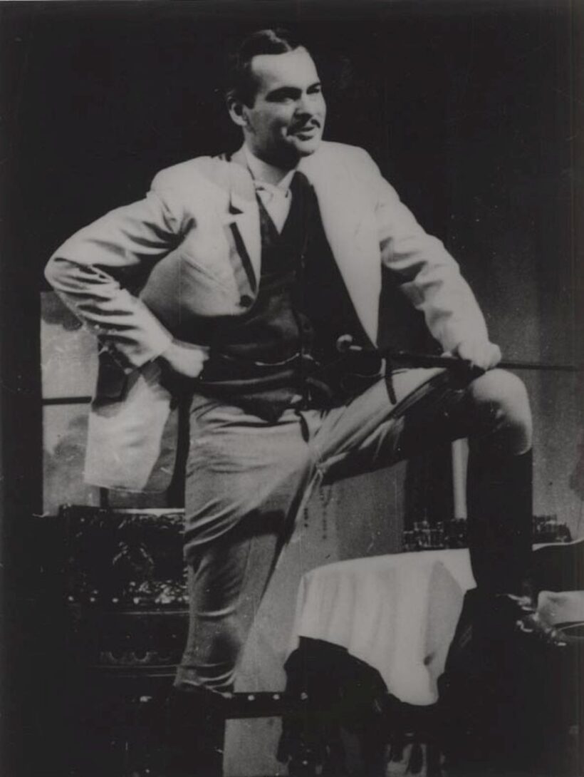 Latinovits Zoltán (1931-1976)  Latinovits Zoltán (1931-1976) színészről készült stábfotó az 1970-es évekből. Ezüstzselatin nagyítás. Fotográfus: Vattay Elemér. Verzóján a fotós aláírásával.