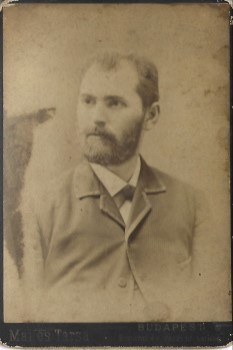 A Mai Manó és Társa  A Mai Manó és Társa cs. és kir. fényképész műtermében készült keményhátú fotók az 1900-as évek elejéről, 3 db.