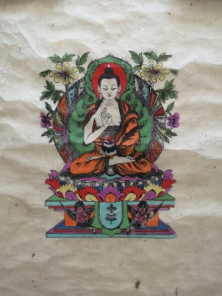 Ismeretlen alkotó Ismeretlen alkotó: Buddha lótuszvirággal. Színes, dekoratív tibeti tekercskép. Fametszet. Jelzett: T. Muni.