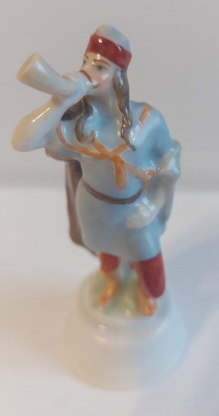 Herendi "Kürtös magyar" porcelán figura. Herendi "Kürtös magyar" porcelán figura. Jelzett.