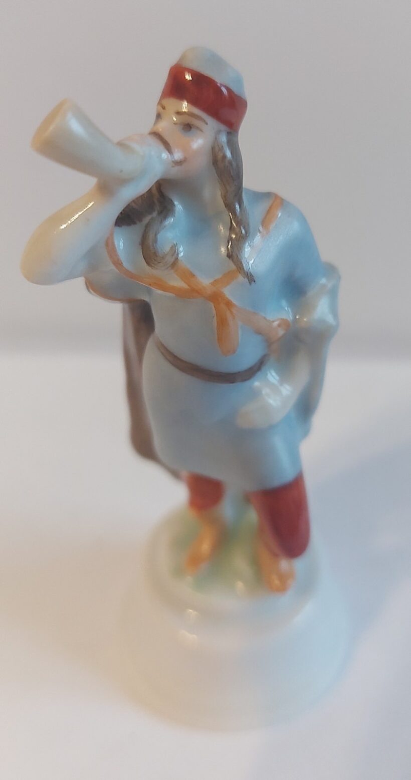 Herendi "Kürtös magyar" porcelán figura. Herendi "Kürtös magyar" porcelán figura. Jelzett.