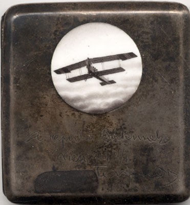 Ezüst cigarettatárca 1916-ból, kétfedeles repülőgépet ábrázoló gyöngyház betéttel.  Ezüst cigarettatárca 1916-ból, kétfedeles repülőgépet ábrázoló gyöngyház betéttel. Belül 1916-os karácsonyi gravírozással, osztrák pilóták nevével. A fedélen 1919-es magya