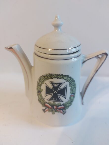 Német császári tricolorral és a vaskereszttel díszített fedeles porcelán kiöntő. Német császári tricolorral és a vaskereszttel díszített fedeles porcelán kiöntő. XIX. sz. eleje.