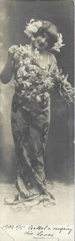 Virágos hölgy.  Virágos hölgy. Dekoratív könyvjelzőformájú képeslap 1903-ból.