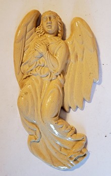 Mázas, falra akasztható angyalfigura 1922-ből.  Mázas, falra akasztható angyalfigura 1922-ből. Hátoldalán jelzett.