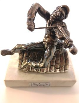Hegedűs a háztetőn. Hegedűs a háztetőn. Ezüstözött öntvény gipsz talapzaton. A talapzaton Fay Avishay Israel felirattal. 20 sz. vége.