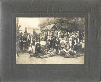 Falusi mulatság. Falusi mulatság. Koncz András dombovári fényképész pecsétjével. 1920 körül.