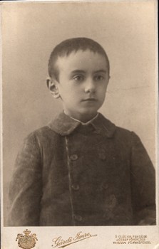 Gárdi Imre félegyházi fényképész műtermében készült keményhátú fotó. Gárdi Imre félegyházi fényképész műtermében készült keményhátú fotó. Gyermek portré. 1920-as évek.