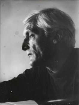Pilinszky János (1921-1981)  Pilinszky János (1921-1981) költőt ábrázoló fotó. Fotográfus: Vattay Elemér. Verzóján a fotós pecsétjével.
