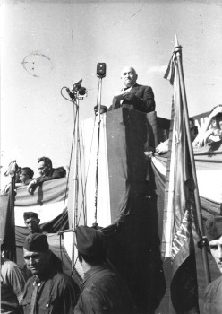 Rákosi Mátyás (1892-1971) Rákosi Mátyás (1892-1971) kommunista politikusról, az MKP majd az MDP főtitkáráról, a Minisztertanács elnökéről készült sajtófotók, 4 db.