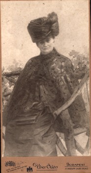 Uher Ödön budapesti fényképész műtermében készült keményhátú fotó.  Uher Ödön budapesti fényképész műtermében készült keményhátú fotó. Elegáns idős hölgy portréja. 1900-as évek.