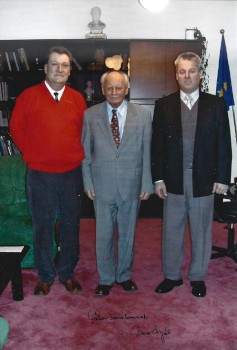 Göncz Árpád (1922-2015), a Magyar Köztársaság elnökét ábrázoló fotó Göncz autográf ajándékozó soraival és aláírásával.  Göncz Árpád (1922-2015), a Magyar Köztársaság elnökét ábrázoló fotó Göncz autográf ajándékozó soraival és aláírásával.