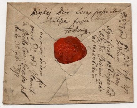 A tatai és gesztesi Eszterházy-uradalomból Csákvárra küldött boríték 1792-ből, magyar és latin felirattal, az Eszterházyak vörös viaszpecsétjével. A tatai és gesztesi Eszterházy-uradalomból Csákvárra küldött boríték 1792-ből, magyar és latin felirattal, a
