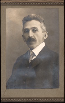 Gárdonyi Géza (1863-1922) Gárdonyi Géza (1863-1922) író portréfotója, verzóján az író autográf dedikációjával.