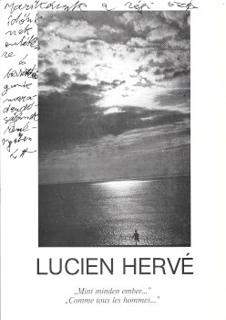 Hervé, Lucien (1910-2007) Hervé, Lucien (1910-2007): "Mint minden ember..." "Comme tous les hommes..." A Budapest Galéria Lucien Hervé számára rendezett kiállításának katalógusa. Lucien Hervé által dedikált példány.