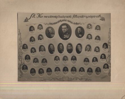 A M. Kir. Rendőrség Budapesti Főkapitányságának vívótanfolyama 1933/34 évben.  A M. Kir. Rendőrség Budapesti Főkapitányságának vívótanfolyama 1933/34 évben. Tablókép. Schréder Gyula rendőr főkaitány, illetve Berti László (1875-1952) olimpiai bajnok magyar