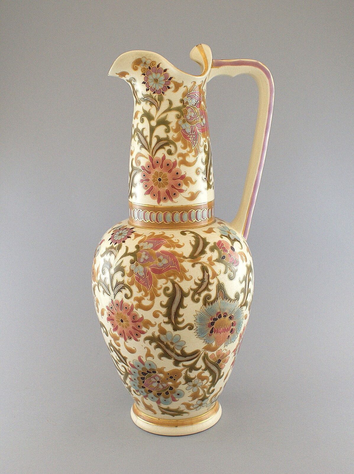 Zsolnay historizáló díszkancsó