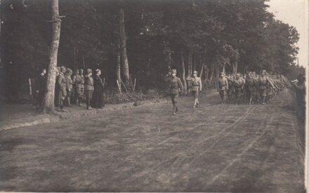46-554 cca 1915 Katonai díszmenetett ábrázolló fotólap 15x10 cm