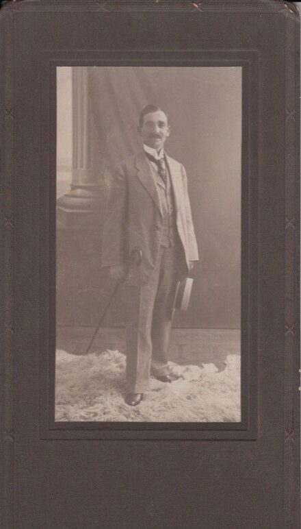 46-878 cca 1860-1890 Egész alakos, korabeli, nagyméretű keményhátú fotó 31x18cm