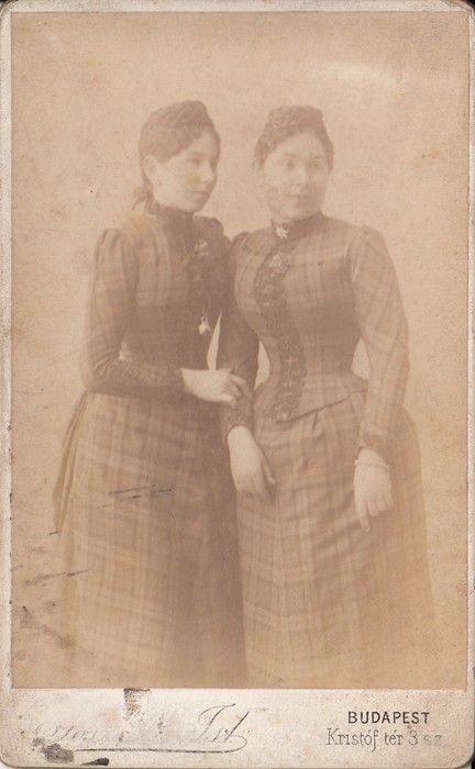 46-77 1890 Testvérpár porté Goszleth István műterméből, Budapest, keményhátú fotó 10.5x6.5cm