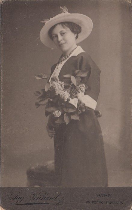 46-1141 1915 Egészalakos nő virággal 16.5x10.5cm