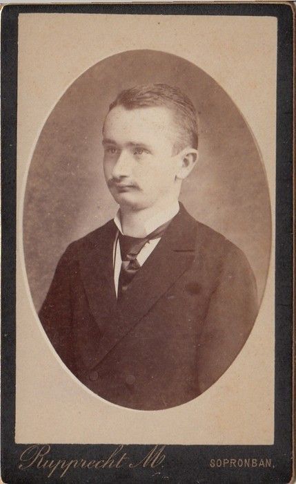 46-1143 cca 1885 Férfi portré, cabinet fotó Rupprecht Mihály Sopron műterméből / hátulján ragasztás nyomok