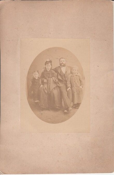 46-1146 1882. Fotó kartonra ragasztva, hátulján feliratozva "Reutler Mátyás és neje, leányuk Barbara és fiuk Elek 1882" 24.5x16.3cm
