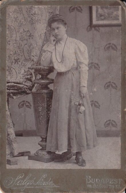 47-1134 cca 1920 Ismeretlem hölgy, régi visit fotó, Salgó Sándor műhelyéből 16x10.5cm