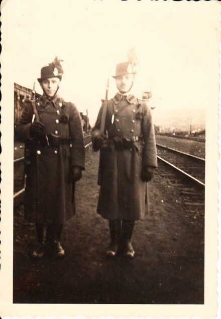47-1378 cca 1943 Magyar csendőrők a vasutállomáson 6x9cm