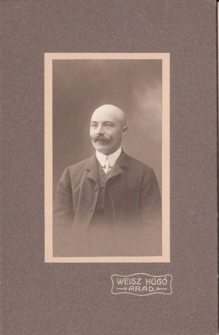 47-389 ca 1900 Férfi portré, keményhátú fotó, Weisz Húgó, 9x5,5 cm